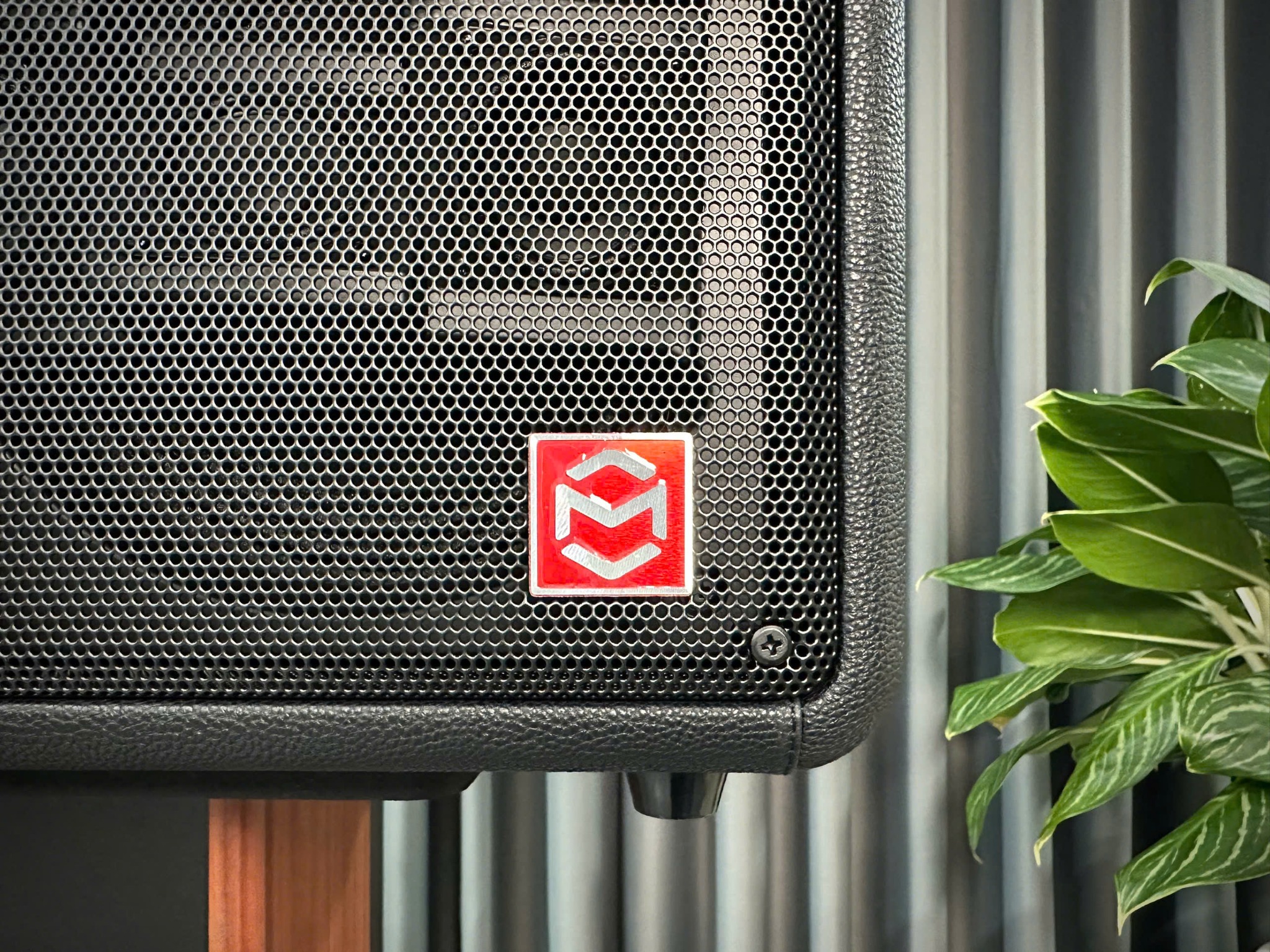 Cận cảnh mặt lưới và logo loa Musiccube T2 PRO